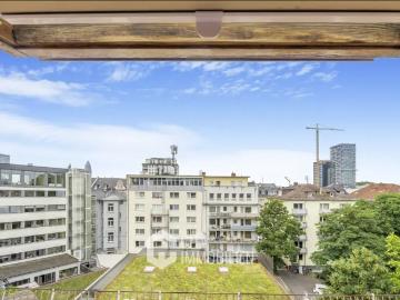 Renovierte 2 Zimmer Wohnung mit Galerie in zentraler Lage von Frankfurt Westend