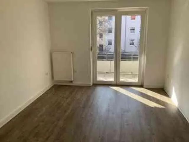 Renovierte 2 Zimmer Wohnung mit Sonnenbalkon in ruhiger Lage