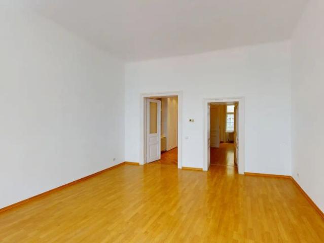 Renovierte 2 Zimmer Wohnung – zentral begehbar & unbefristete Miete