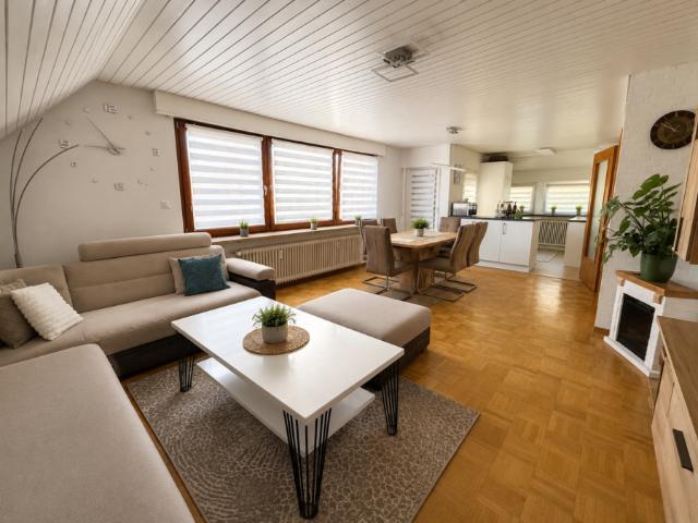 Renovierte 3,5 4 Zimmer Dachgeschosswohnung m. off. Küche u. Balkon in bevorzugter Lage