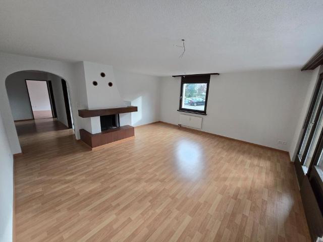 Renovierte 3.5 Zi Erdgeschoss Wohnung mit Cheminée und eigener Garage