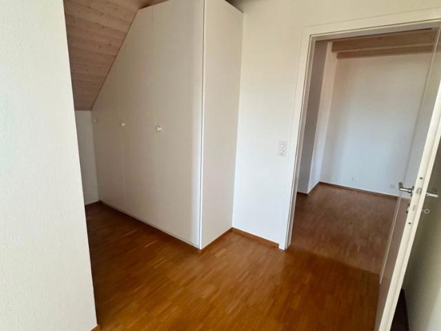 Renovierte 3.5 Zimmer Dachwohnung mit charmantem Altbaucharakter und modernem Wohnkomfort