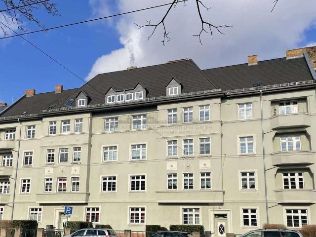 Renovierte 3,5 Zimmer Wohnung in gepflegtem Altbau mit Balkon, inklusive Stellplatz