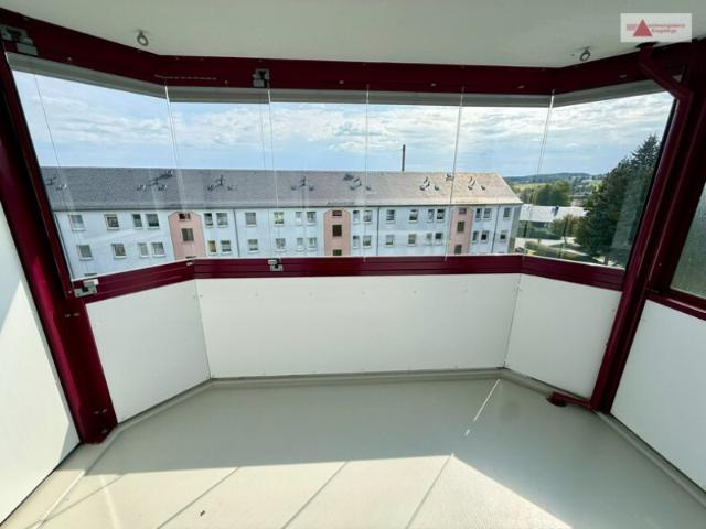 Renovierte 3 Raum Wohnung mit Sonnenbalkon und Einbauküche in ruhiger Waldrandlage von Geyer!