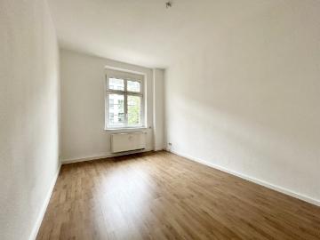Renovierte 3 Raumwohnung mit Balkon | 2. OG | Abstellraum | zentral gelegen