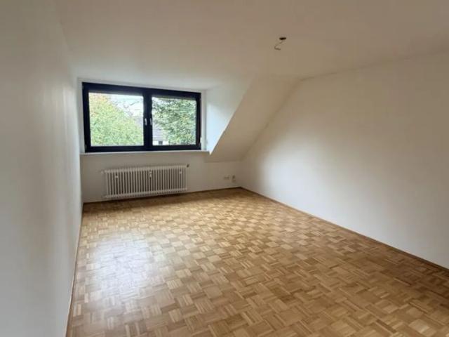 Renovierte 3 Zimmer Dachgeschosswohnung in ruhiger Lage von Essen Altenessen Süd
