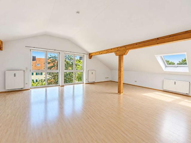 Renovierte 3 Zimmer Dachgeschosswohnung mit eigenem Gartenanteil in Pöcking Aschering