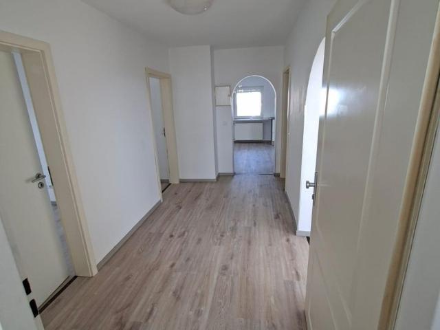 Renovierte 3 Zimmer Dachgeschosswohnung mit Einbauküche in Erlensee – ab sofort verfügbar