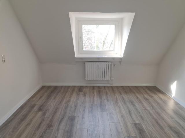 Renovierte 3 Zimmer Dachgeschosswohnung zu vermieten! 300 € Wunschgutschein* inklusive!
