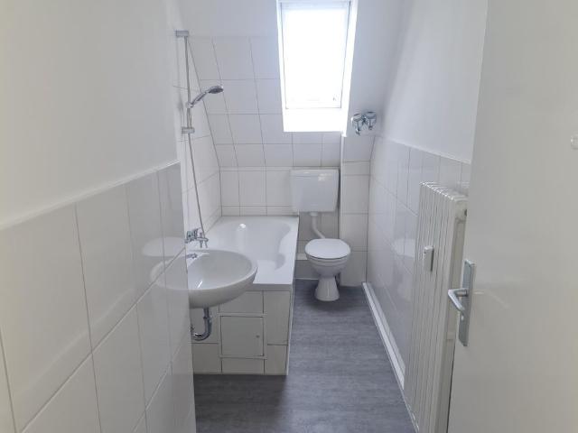 Renovierte 3 Zimmer Dachgeschosswohnung zu vermieten! 300 € Wunschgutschein* inklusive!