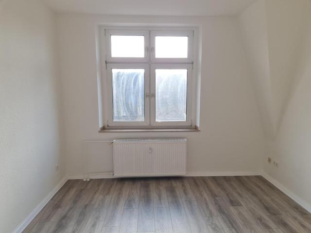 Renovierte 3 Zimmer Dachgeschosswohnung zu vermieten! 300 € Wunschgutschein* inklusive!