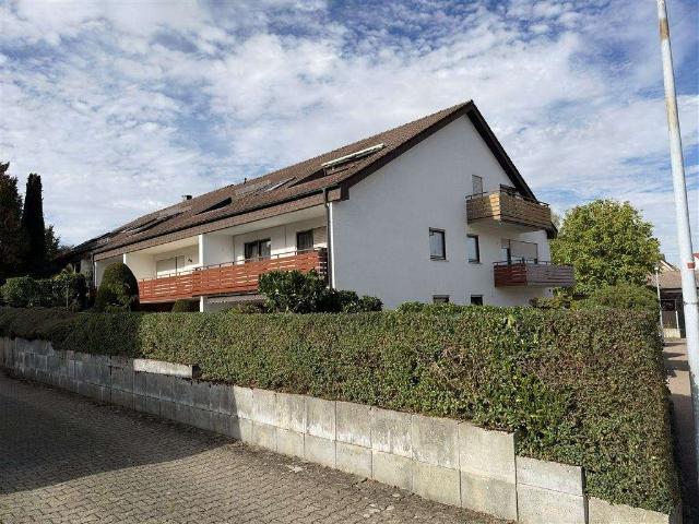 Renovierte 3 Zimmer DG Wohnung mit Balkon & Garage