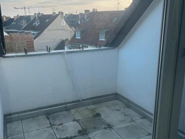 Renovierte 3 Zimmer DG Wohnung mit Dachterrasse