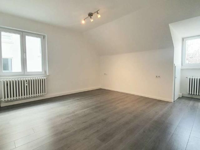 Renovierte 3 Zimmer DG Wohnung mit Einbauküche in Stuttgart Ost