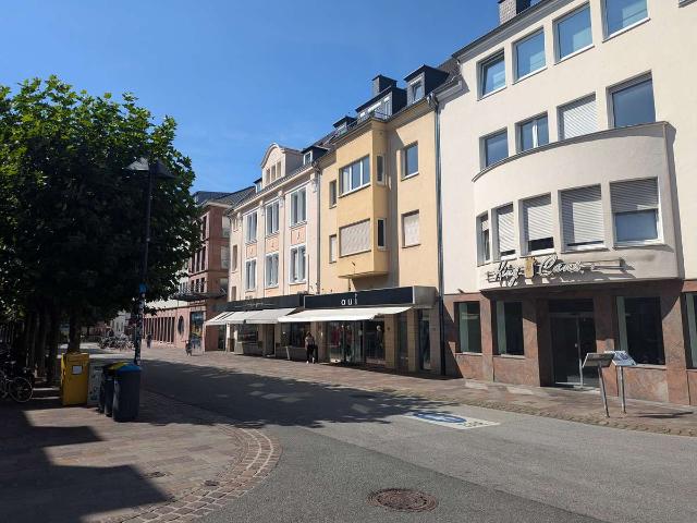 Renovierte 3 Zimmer DG Wohnung mit 2 Balkonen, Küche und Holzdielenboden
