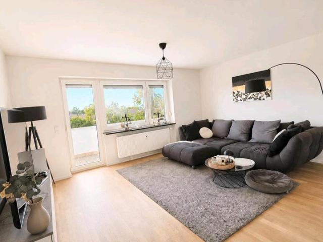 Renovierte 3 Zimmer Wohnung, 77qm, mit Balkon und Tiefgarage