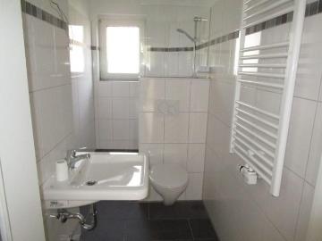 Renovierte 3 Zimmer Wohnung im EG mit Dusche! Hinweis: kein Balkon