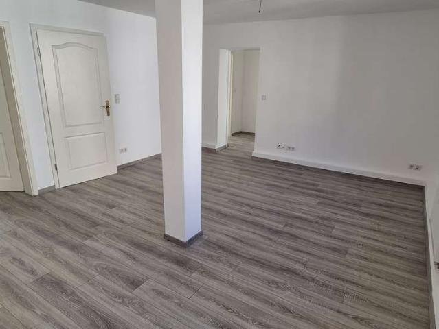 Renovierte 3 Zimmer Wohnung in Frankfurt Niederrad mit Einbauküche, Balkon & elektrische Rollläden