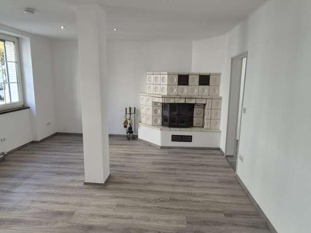 Renovierte 3 Zimmer Wohnung in Frankfurt Niederrad mit Wintergarten, Kamin & elektrischen Rollläden