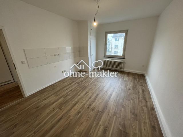 renovierte 3 Zimmer Wohnung mit Balkon und bester Verkehrsanbindung
