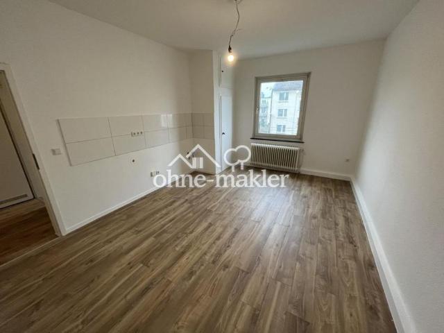 renovierte 3 Zimmer Wohnung mit Balkon und bester Verkehrsanbindung