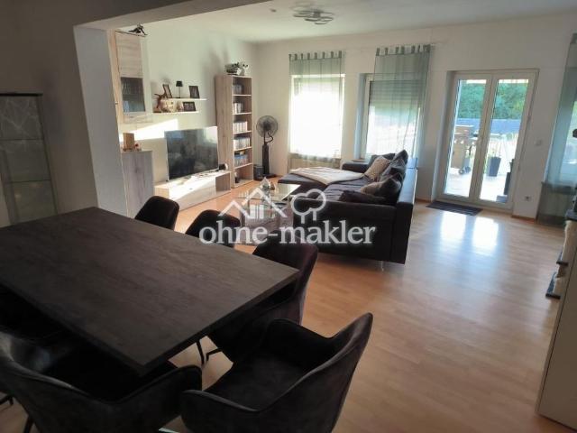 Renovierte 3 Zimmer Wohnung mit Balkon, Garten und Stellplätzen