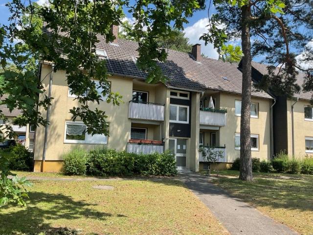 Renovierte 3 Zimmer Wohnung mit Balkon inmitten einer gepflegten Grünanlage!