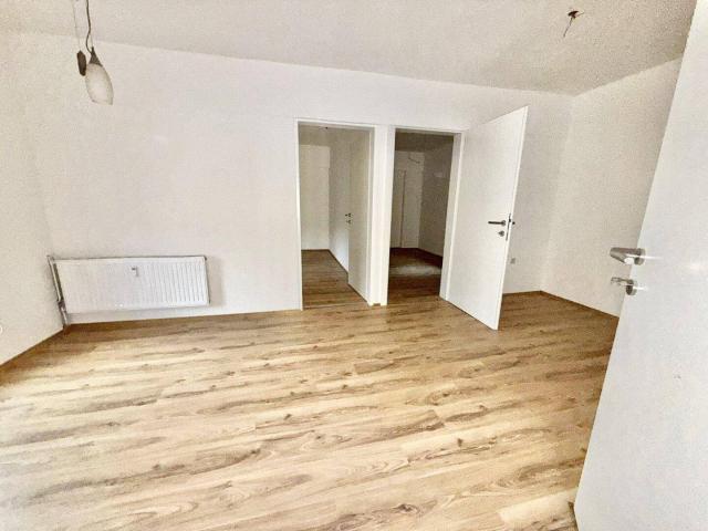 Renovierte 3 Zimmer Wohnung mit Einbauküche – sofort bezugsbereit! Besichtigung Mo, 06.07 um 17.00 Uhr!