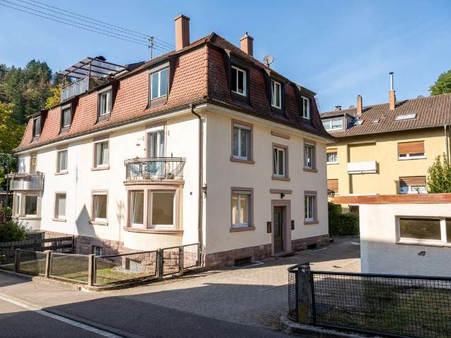 Renovierte 3 Zimmer Wohnung mit Garten und 2 Garagen in Lichtental