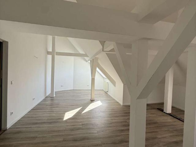 Renovierte 3 Zimmer Wohnung mit großzügigem Spitzboden in zentraler Lage von Essen