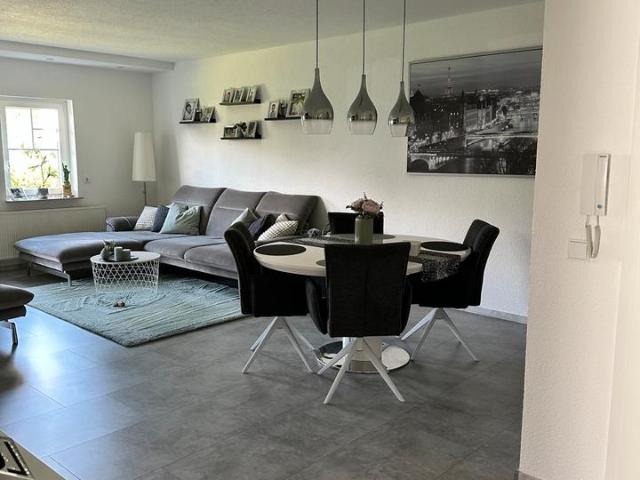 Renovierte 3 ZKB mit Balkon & Stellplatz in ruhiger Lage