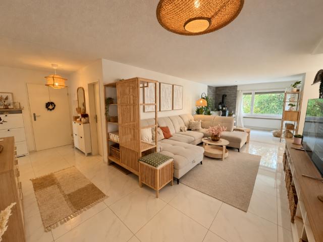 Renovierte 4.5 Zi Wohnung mit Pool und Fernsicht