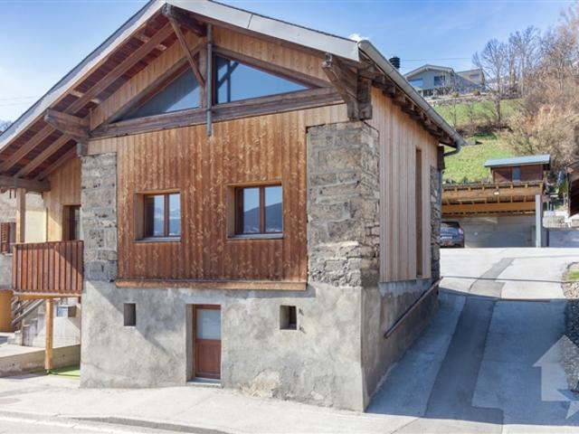 Renovierte 4,5 Zimmer Scheune mit 107 m2 Wohnfläche und 40 m2 Garten