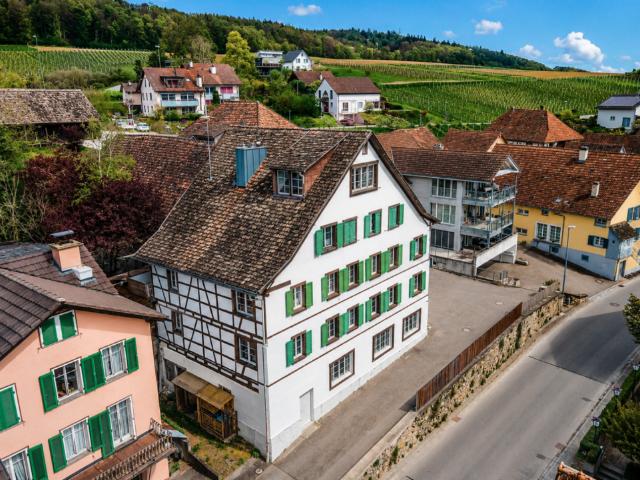 Renovierte 4.5 Zimmer Wohnung mit Eigengarten und Wintergarten