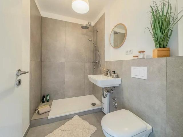 Renovierte 4 Zimmer DG Wohnung mit Loggia und Garage