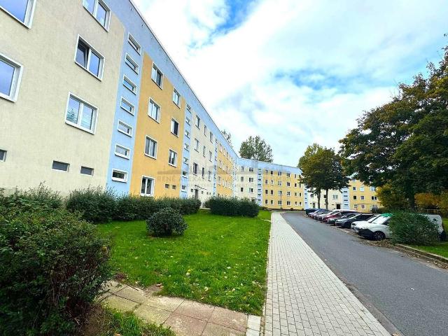 Renovierte 4 Zimmer Wohnung in sanierter, ruhiger Wohnanlage, mit großem Balkon und Einbauküche!