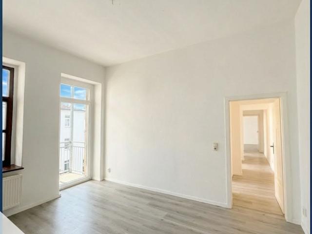 Renovierte 4 Zimmer Wohnung mit EBK, Balkon & renoviertem Bad, Perfekt für Studenten oder Familien!