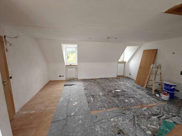 Renovierte 4 Zimmer Wohnung mit überdachtem Balkon, großem Dachboden und Stellplatz in Bad Tölz