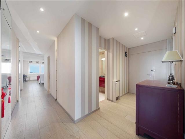 Renovierte 5,5 Zimmer Wohnung mit Panoramablick auf den See und die Berge