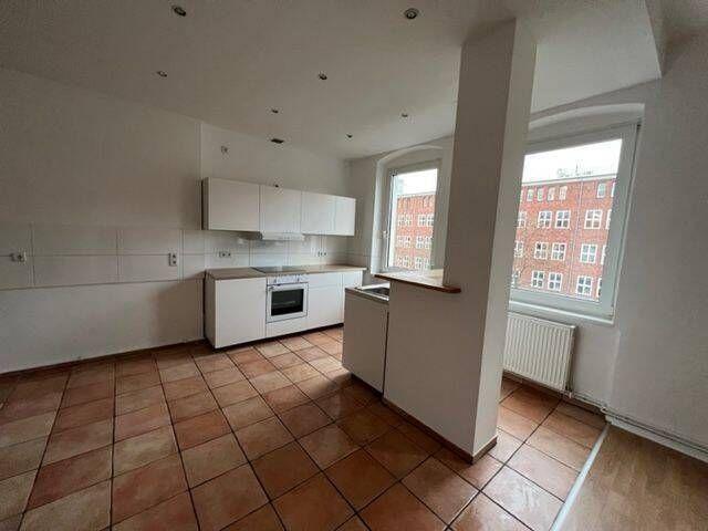 Renovierte 5 Zimmer Wohnung mit Balkon nahe Franz Neumann Platz