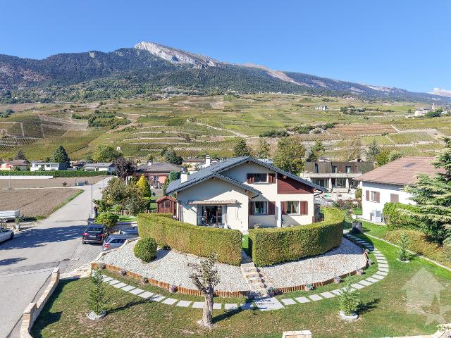Renoviertes 7,5 Zimmer Dorfhaus, großer Garten und Terrassen