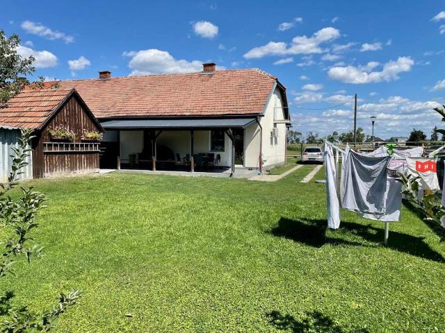Renoviertes 3 Zimmer Haus mit Überdachter Terrasse, 2 Autoabstellplätzen & Klimaanlage Nähe Stadtgrenze Wien/Groß Enzersdorf