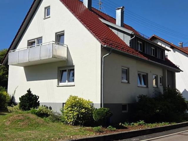 Renoviertes Zweifamilienhaus mit großem Grundstück