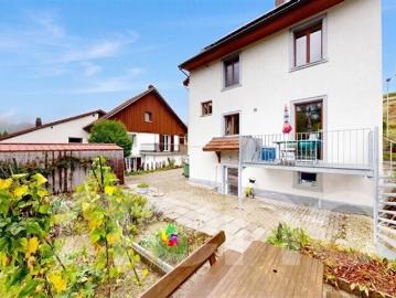 Renoviertes atypisches Einfamilienhaus mit Garten und separater Garage