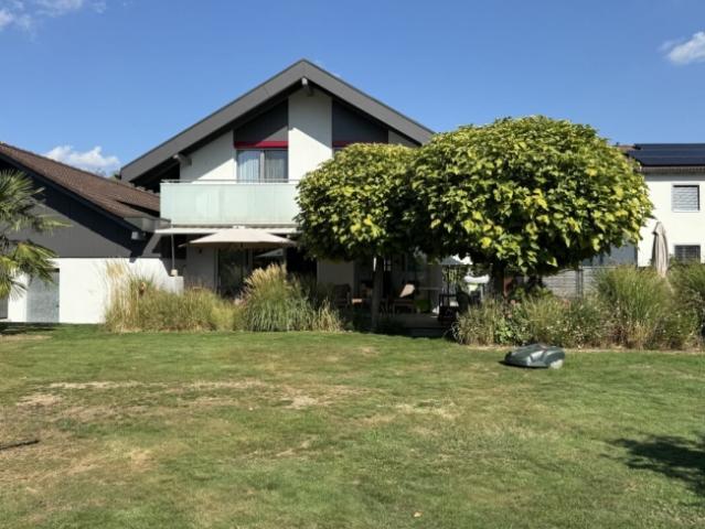 Renoviertes Einfamilienhaus mit einem Wintergarten