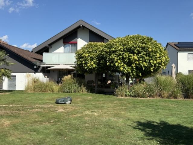 Renoviertes Einfamilienhaus mit einem Wintergarten
