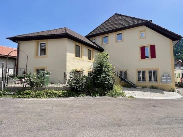 Renoviertes Gebäude, 3 von 5 gemieteten Grundstücken, 4 Wohnungen und eine Gewerbefläche