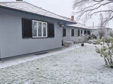 Renovierter Bungalow teilmöbliert | 4 SZ | Garten | 2 Stellplätze | Wien Nähe I Ideal für Expat Projektteams/ Firmenmiete möglich