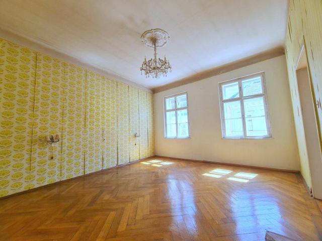 Renovierungsbedürftige großzügig angelegte 3 Zimmer Wohnung