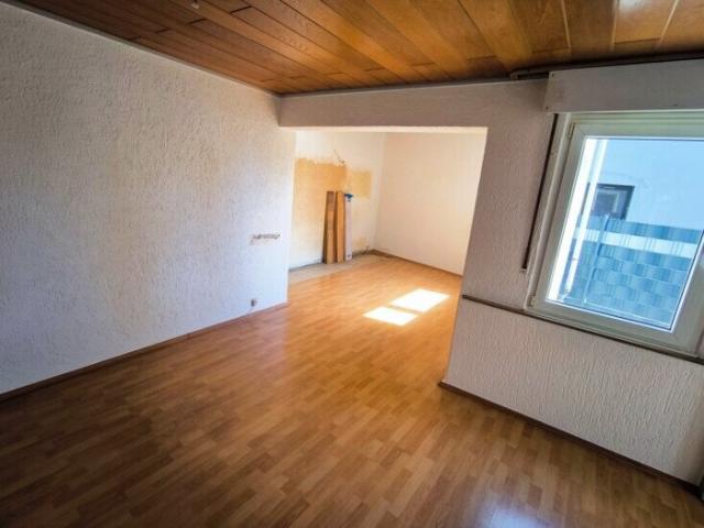 Renovierungsbedürftige 2 Raum Wohnung mit großer Küche und separatem Eingang in Sterkrade
